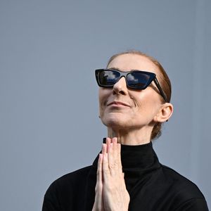 Quelques jours avant son retour sur scène, Céline Dion avec des fans devant son hôtel, le Royal Monceau, à Paris, en France, le 6 septembre 2026. © Lionel Urman/Bestimage