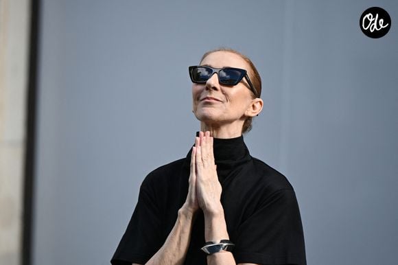 Quelques jours avant son retour sur scène, Céline Dion avec des fans devant son hôtel, le Royal Monceau, à Paris, en France, le 6 septembre 2026. © Lionel Urman/Bestimage