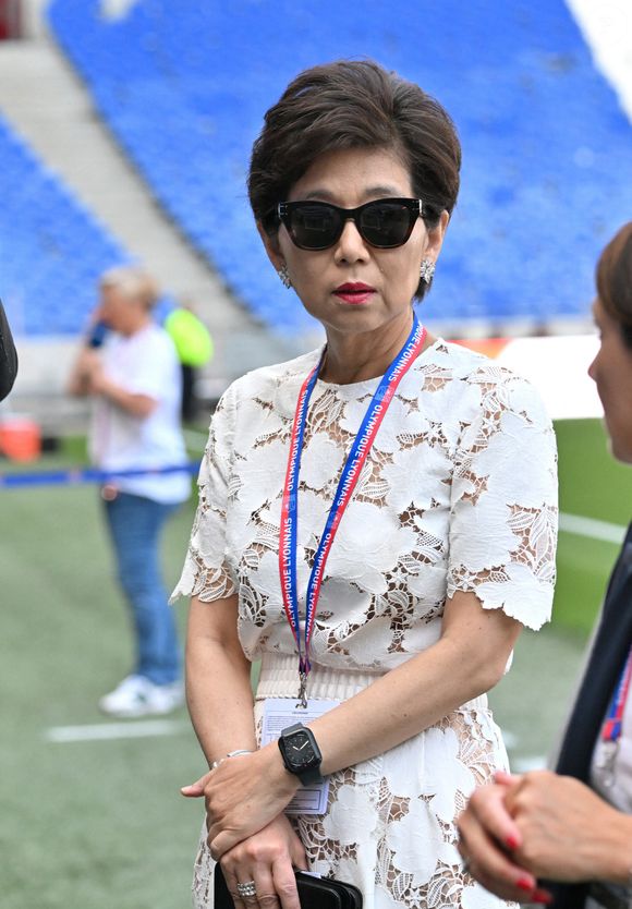 Michele Kang (propriétaire lyon) - L'Olympique Lyonnais de Football féminin fête le doublé Coupe - Championnat D1 Arkema Féminin par une victoire écrasante de 7 buts à 1 contre le Stade de Reims au Groupama Stadium à Lyon, France le 27 Mai 2023.

© Frédéric Chambert / Panorami / Bestimage