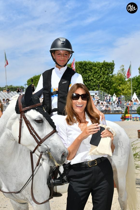 Aujourd'hui, Giulia Sarkozy se dit chanceuse de pouvoir participer à un concours aussi prestigieux et compte donner le meilleur d'elle-même.

Giulia Sarkozy sur Valentine et sa mère Carla Bruni lors de la coupe Kids Cup L'Envol lors du Longines Paris Eiffel Jumping le 20 juin 2025.

© Perusseau / Veeren / Bestimage