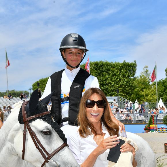 Aujourd'hui, Giulia Sarkozy se dit chanceuse de pouvoir participer à un concours aussi prestigieux et compte donner le meilleur d'elle-même.

Giulia Sarkozy sur Valentine et sa mère Carla Bruni lors de la coupe Kids Cup L'Envol lors du Longines Paris Eiffel Jumping le 20 juin 2025.

© Perusseau / Veeren / Bestimage