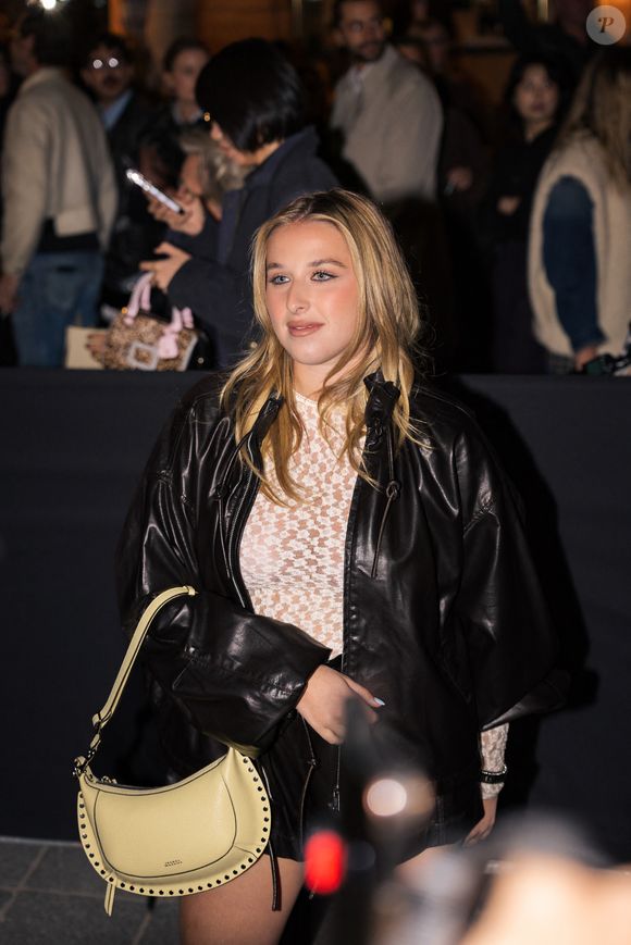 Héléna au défilé Isabel Marant "Collection Femme Prêt-à-Porter Printemps/Eté 2026" lors de la Fashion Week de Paris, le 2 octobre 2025.

© Florian Lavielle / Bestimage