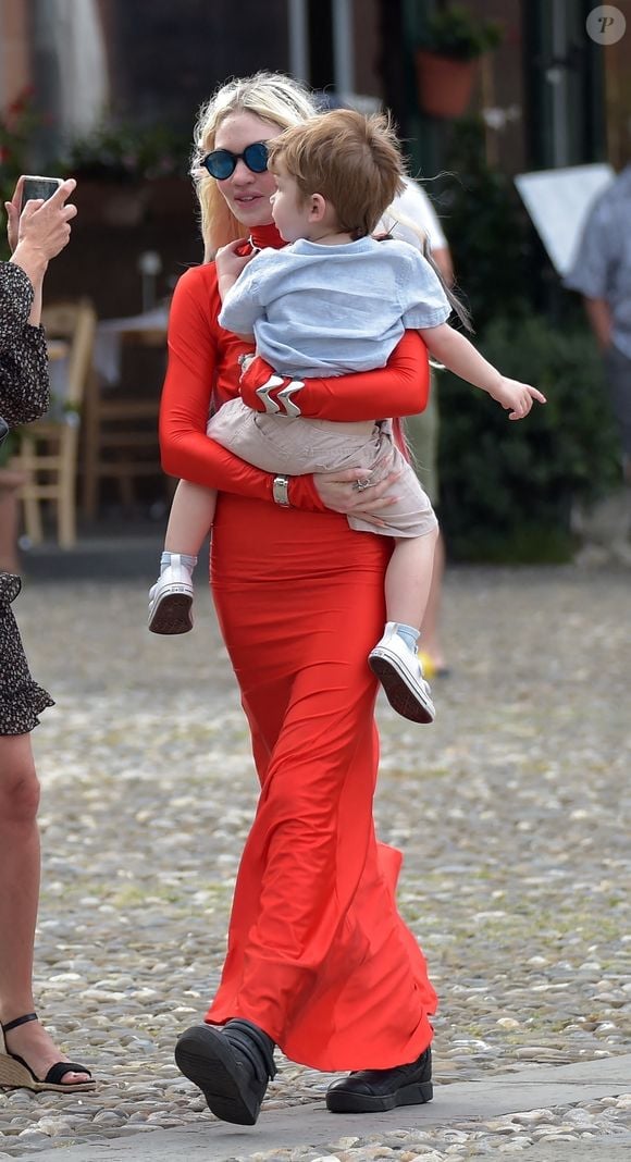 Grimes (ex-compagne d'E.Musk) et son fils X Æ A-Xii en vacances à Portofino, le 25 juillet 2023.
©Backgrid UK/ Bestimage