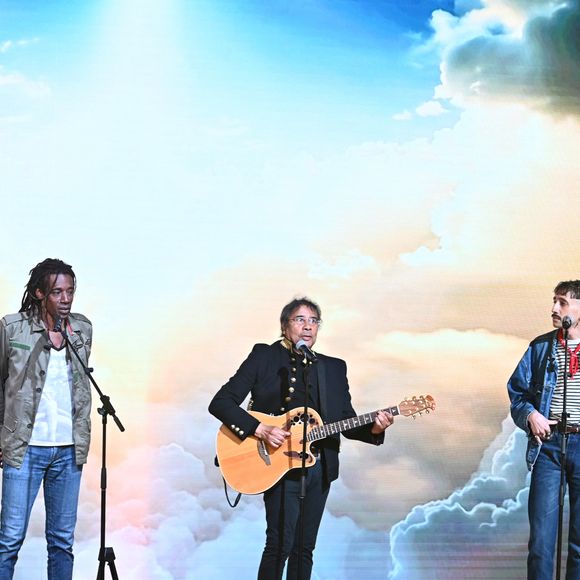 Laurent Voulzy entouré par ses fils Quentin, Julien, Cliff et Nicolas, lors de l'enregistrement de l'émission "Famille je vous aime" présentée par M. Drucker et qui sera diffusée le 13 juin 2025 sur France 3, aux Studios rive gauche à Paris, France, le 14 avril 2025. © Clovis-Gaffiot/Bestimage