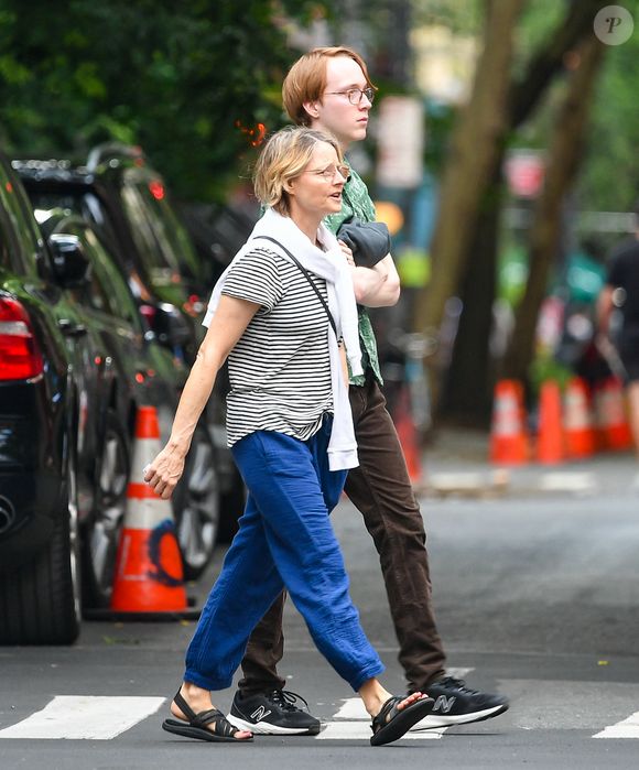 Longtemps, elle a caché son vrai métier à ses enfants.

Exclusif - Jodie Foster et son fils Kit, 21 ans, dînent en terrasse au restaurant "Sant Ambroeus" dans le quartier de West Village à New York, le 18 juin 2023. The ImageDirect / Bestimage