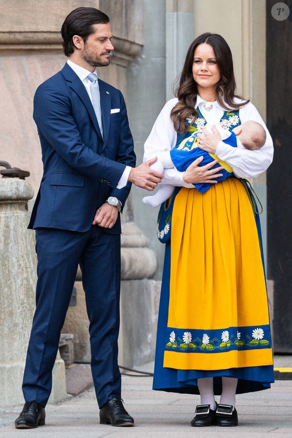 Le 6 juin, il est de tradition pour les femmes de porter le costume du pays, Sverigedräkten
Prince Carl Philip, La princesse Sofia "Hellqvist" de Suède et sa fille la princesse Ines lors de l'"Open Castle Day” dans le cadre de la fête nationale de Suède à Stockholm le 6 juin 2025  Dana Press / Bestimage