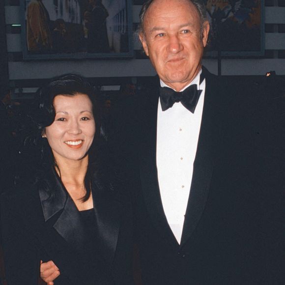 Son épouse, elle, a été emportée par une maladie respiratoire rare : le syndrome pulmonaire à hantavirus. 

Archives - Gene Hackman et Betsy Arakawa en mars 1993. Laura Luongo/PIP-Landmark Media. Photo by Alamy/ABACAPRESS.COM