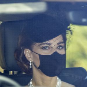 Kate Middleton a également reporté le collier de perles ayant appartenu à Elizabeth II

Catherine (Kate) Middleton, duchesse de Cambridge, arrive aux funérailles du prince Philip, duc d'Edimbourg à la chapelle Saint-Georges du château de Windsor, Royaume Uni, le 17 avril 2021.