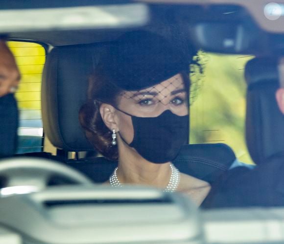 Kate Middleton a également reporté le collier de perles ayant appartenu à Elizabeth II

Catherine (Kate) Middleton, duchesse de Cambridge, arrive aux funérailles du prince Philip, duc d'Edimbourg à la chapelle Saint-Georges du château de Windsor, Royaume Uni, le 17 avril 2021.