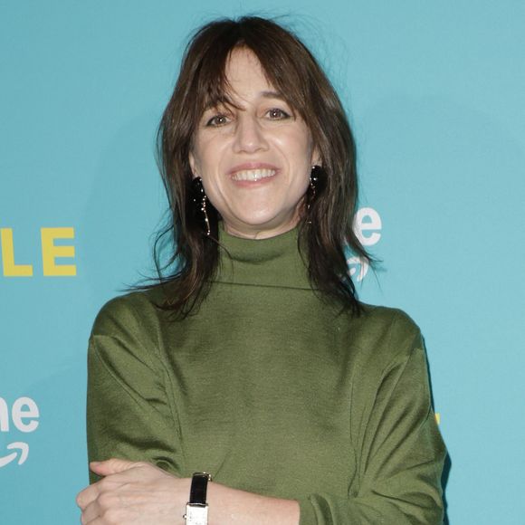 Face à un miroir, elle y pose en peignoir sans aucun artifice,

Charlotte Gainsbourg à la première de la série "Etoile" de Prime Video à la Galerie Bourbon à Paris le 23 avril 2025.

© Coadic Guirec / Bestimage
