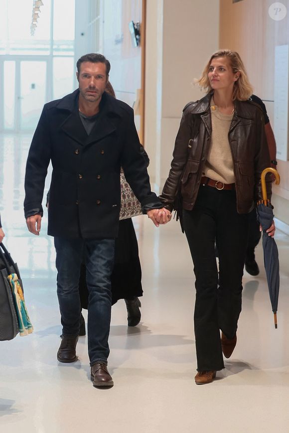 Nicolas Bedos, jugé pour agressions et harcèlement sexuels, arrive avec sa compagne Pauline Desmonts et son avocate,  J.Minkowski, au tribunal judiciaire de Paris, le 26 septembre 2024. Les faits reprochés auraient été commis entre 2018 et 2023. 
© Christophe Clovis / Bestimage