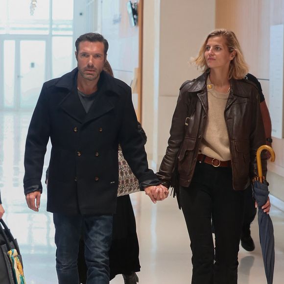 Nicolas Bedos, jugé pour agressions et harcèlement sexuels, arrive avec sa compagne Pauline Desmonts et son avocate,  J.Minkowski, au tribunal judiciaire de Paris, le 26 septembre 2024. Les faits reprochés auraient été commis entre 2018 et 2023. 
© Christophe Clovis / Bestimage