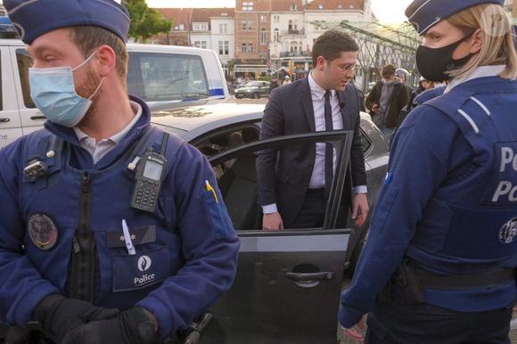 Invité de l’émission Loris Giuliano en balade, l’acteur a été interrogé par l'animateur

L'illustration montre le Youtuber Loris Giuliano montant dans une voiture entourée de policiers sur la Place Flagey - Flageyplein, à Ixelles-Elsene, alors que des jeunes ont appelé à venir fêter la réouverture des terrasses extérieures des bars et restaurants, samedi 08 mai 2021, à Bruxelles. Les restaurants et bars sont restés fermés pendant près de sept mois en raison de la pandémie de Covid-19 et peuvent rouvrir aujourd'hui leur espace extérieur pour les clients.