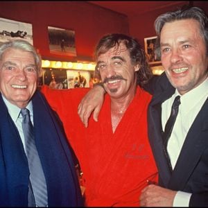 Archives - Jean Marais, Jean-Paul Belmondo et Alain Delon après la générale de "Cyrano de Bergerac en 1990.