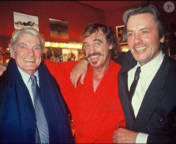 Archives - Jean Marais, Jean-Paul Belmondo et Alain Delon après la générale de "Cyrano de Bergerac en 1990.