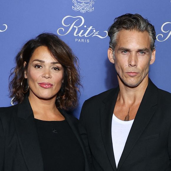 C'est terminé entre Lola Dewaere et Gianni Giardinelli

Lola Dewaere et son compagnon Gianni Giardinelli - Photocall des 125 ans du Ritz à Paris. Le Ritz Paris a célébré ses 125 ans autour d’une soirée légendaire, en présence de plus de 700 invités, dont de très nombreuses personnalités issues du monde de la mode, des arts et du spectacle. Une soirée exceptionnelle, en hommage à César Ritz, fondateur visionnaire de l’hôtel, et placée sous le signe de l’Or, en écho à Louis XIV, le roi soleil, à l’origine de la célèbre place Vendôme. 

Durant plusieurs heures, dans le Grand Jardin de l’hôtel, brillant de mille feux, plus de 90 artistes se sont produits sous la direction artistique et la mise en scène et en danse de F. Fontan. Une scénographie somptueuse rappelant les grandes fêtes du Château de Versailles. La direction musicale a quant à elle été confiée au chef d’orchestre et compositeur T. Roussel. 

La soirée se déroulait en 3 actes : « le roi chante », « le roi danse », et « tout le monde danse ». Les invités ont été éblouis par les performances des artistes dont le duo Charlie Voodoo et Théophile Alexandre, accompagnés de danseuses inspirées de l’exubérante Marquise Casati, de la danseuse Etoile A.Renavand et des danseurs du Ballet de l’Opéra national de Paris -  F. Melac, R. Stojanov et T. Coste -  les Electrostreet, le  Symphonic Orchestra du Ritz Paris et ses musiciens, les Dj back to back Desiderata, P. Winter et  K.Smile… sans oublier D. Bürki, rayonnante Maîtresse de cérémonie.

Toute l’offre gastronomique de cette soirée a été confiée à J. Legras, Chef Exécutif du Ritz Paris, à F. Perret, Chef Pâtissier de l’hôtel, et à R. de Courcy, Chef Barman. Une soirée extraordinaire pour célébrer 125 ans de légende et ancrer le Ritz Paris dans l’éternité. © Rachid Bellak/ Bestimage