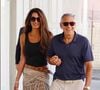 Mais voilà : plus d'un mois après cet épisode, l'aide financière promise par les Clooney, dont la fortune est estimée à plus de 400 millions d'euros, n'est toujours pas arrivée.

Venise, ITALIE George Clooney et Amal Clooney à Venise en septembre 2026. 

Photo : Backgrid UK/ Bestimage