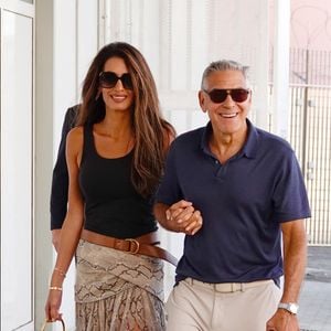 Mais voilà : plus d'un mois après cet épisode, l'aide financière promise par les Clooney, dont la fortune est estimée à plus de 400 millions d'euros, n'est toujours pas arrivée.
Venise, ITALIE George Clooney et Amal Clooney à Venise en septembre 2026.
Photo : Backgrid UK/ Bestimage