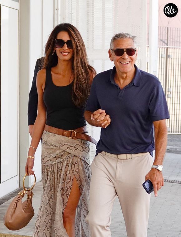 Mais voilà : plus d'un mois après cet épisode, l'aide financière promise par les Clooney, dont la fortune est estimée à plus de 400 millions d'euros, n'est toujours pas arrivée.

Venise, ITALIE George Clooney et Amal Clooney à Venise en septembre 2026. 

Photo : Backgrid UK/ Bestimage