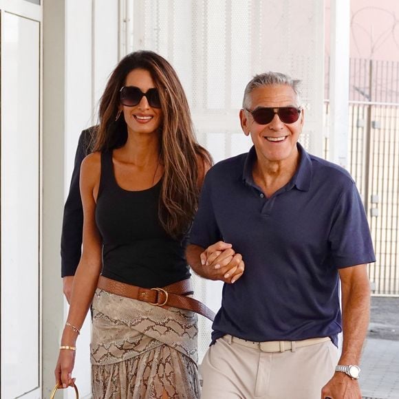 Mais voilà : plus d'un mois après cet épisode, l'aide financière promise par les Clooney, dont la fortune est estimée à plus de 400 millions d'euros, n'est toujours pas arrivée.

Venise, ITALIE George Clooney et Amal Clooney à Venise en septembre 2026. 

Photo : Backgrid UK/ Bestimage
