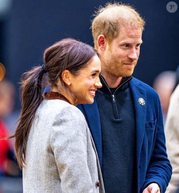 Le prince Harry, duc de Sussex et Meghan Markle, duchesse de Sussex, assistent à un match de basketball en fauteuil lors des "Invictus Games Vancouver Whistler 2025" à Vancouver, le 9 février 2025. Backgrid USA / Bestimage