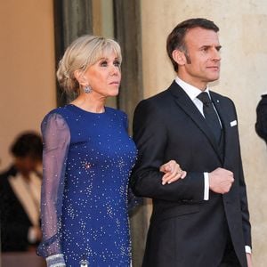 Accueil de leurs Majestés le roi Frederik et la reine Mary de Danemark par le président de la République française Emmanuel Macron et de sa femme la Première Dame française Brigitte Macron pour le dîner d’Etat, dans la cour d'Honneur du palais présidentiel de l’Elysée, à Paris, France, le 31 mars 2025, pour une visite d'État de trois jours. © Cyril Moreau/Bestimage