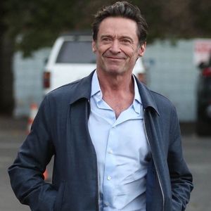 Exclusif – Hollywood (Californie, États-Unis) – Hugh Jackman est aperçu tout sourire à son arrivée à la projection du film Song Sung Blue, suivie d'une séance de questions-réponses, organisée au Harmony Gold, à Hollywood.

Backgrid USA / Bestimage