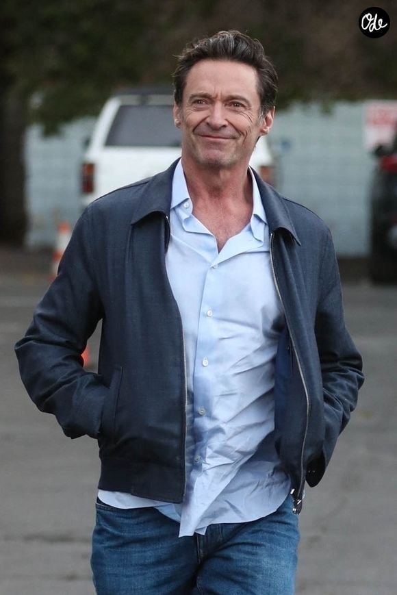Exclusif – Hollywood (Californie, États-Unis) – Hugh Jackman est aperçu tout sourire à son arrivée à la projection du film Song Sung Blue, suivie d'une séance de questions-réponses, organisée au Harmony Gold, à Hollywood.

Backgrid USA / Bestimage