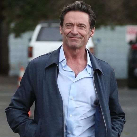 Exclusif – Hollywood (Californie, États-Unis) – Hugh Jackman est aperçu tout sourire à son arrivée à la projection du film Song Sung Blue, suivie d'une séance de questions-réponses, organisée au Harmony Gold, à Hollywood.

Backgrid USA / Bestimage