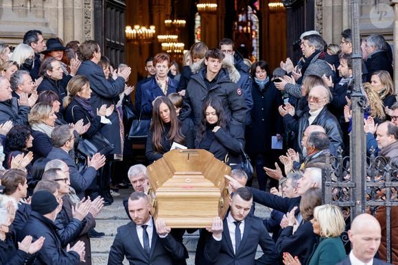 Nathalie Marquay et ses enfants Lou et Tom Dominique Bonnet (première femme de Jean-Pierre Pernaut)  - La famille de Jean-Pierre Pernaut à la sortie des obsèques en la Basilique Sainte-Clotilde à Paris le 9 mars 2022. © Cyril Moreau/Bestimage