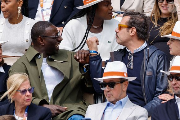 Laurent Lafitte et Omar Sy en tribunes lors des Internationaux de France de Tennis de Roland Garros 2025, à Paris, France, le 7 juin 2025. © Cyril Moreau/Bestimage