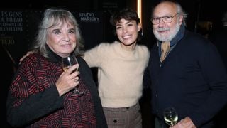 Bérénice Bejo entourée de ses parents et de Pascal Légitimus et sa femme pour une belle soirée au théâtre Marigny (PHOTOS)