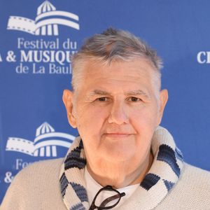 “Mes relations sont bonnes. On n’a jamais été extraordinairement proche, mais on a toujours été copain”, explique-t-il 

Pierre Ménès - 8ème Festival du Cinéma et Musique de Film de La Baule le 1 juillet 2022.
© Rachid Bellak / Bestimage