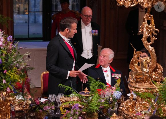 Le roi Charles III aux côtés d'Emmanuel Macron lors du Banquet d'État organisé en l'honneur du Président français à Londres le mardi 8 juillet 2025. Photo credit should read: Yui Mok/PA Wire