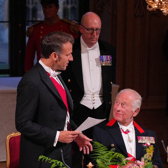 Le roi Charles III aux côtés d'Emmanuel Macron lors du Banquet d'État organisé en l'honneur du Président français à Londres le mardi 8 juillet 2025. Photo credit should read: Yui Mok/PA Wire