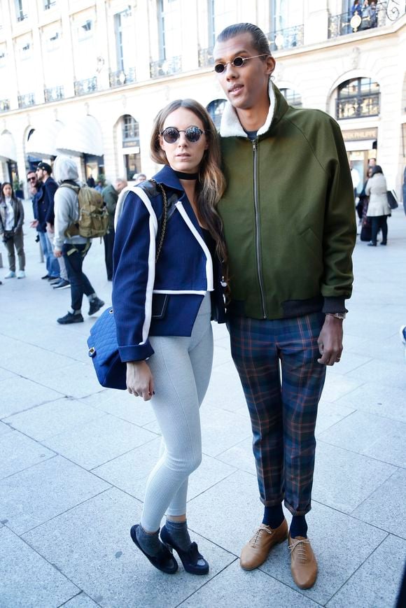 Le chanteur Stromae, se laisse pousser les cheveux, et sa femme Coralie Barbier - People arrivant au défilé de mode "Louis Vuitton", collection prêt-à-porter Printemps-Eté 2017 à Paris, le 5 octobre 2016.© Christophe Aubert via Bestimage