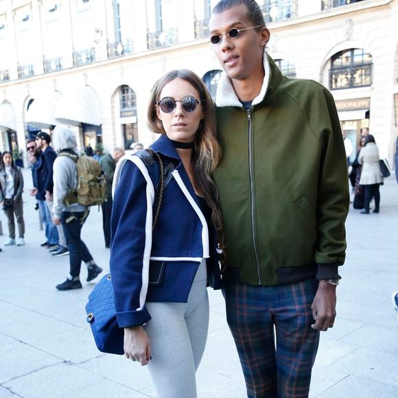 Le chanteur Stromae, se laisse pousser les cheveux, et sa femme Coralie Barbier - People arrivant au défilé de mode "Louis Vuitton", collection prêt-à-porter Printemps-Eté 2017 à Paris, le 5 octobre 2016.© Christophe Aubert via Bestimage