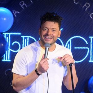 "Non seulement elle est là, mais c'est tout ce que tu n'as pas envie d'avoir à un date. Elle ne se fait pas discrète.", a-t-il ajouté

Exclusif - Kev Adams lors de la soirée pour les 5 ans du Fridge Comedy Club à Paris le 22 novembre 2025.

© Rachid Bellak / Bestimage