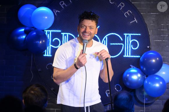 "Non seulement elle est là, mais c'est tout ce que tu n'as pas envie d'avoir à un date. Elle ne se fait pas discrète.", a-t-il ajouté

Exclusif - Kev Adams lors de la soirée pour les 5 ans du Fridge Comedy Club à Paris le 22 novembre 2025.

© Rachid Bellak / Bestimage