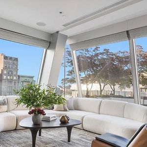 Thierry Henry, légende du football français, a mis en vente son luxueux penthouse de New York, acheté en 2010 au moment de sa signature aux Red Bulls, contre 25 millions de dollars (22 millions d'euros). Photo par Sotheby's via Bestimage