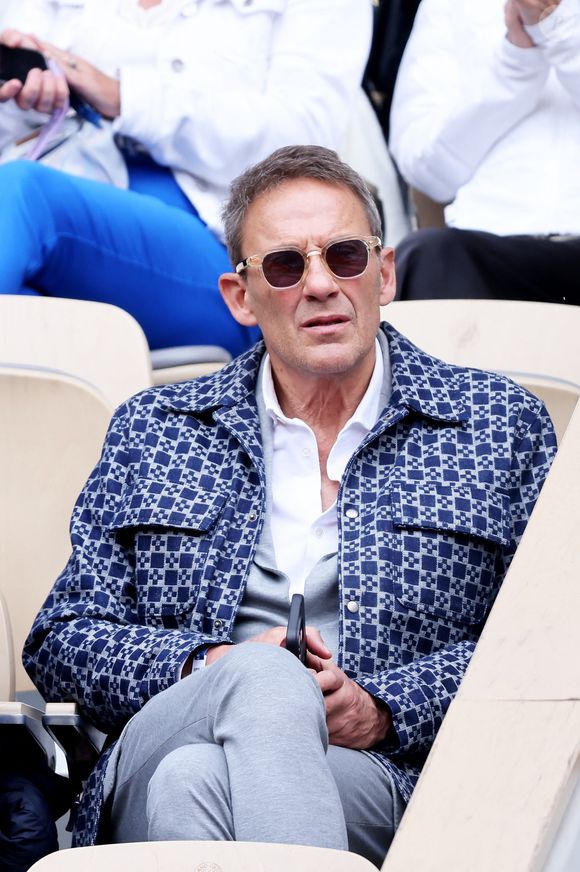 Julien Courbet dans les tribunes lors des Internationaux de France de Tennis de Roland Garros 2025, à Paris, France, le 27 mai 2025. © Jacovides-Moreau/Bestimage