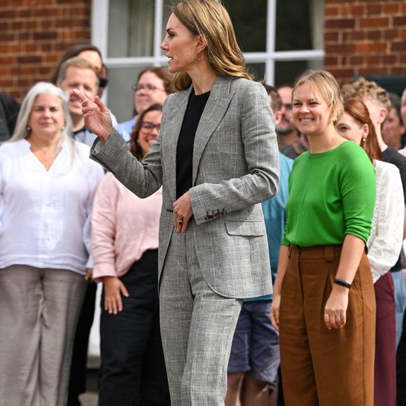 La Princesse de Galles, Kate Middleton, en visite à Marina Mill à Cuxton dans le Kent, une entreprise familiale britannique spécialisée dans la conception à la main et la sérigraphie de tissus d'ameublement, septembre 2025 @Backgrid UK/ Bestimage
