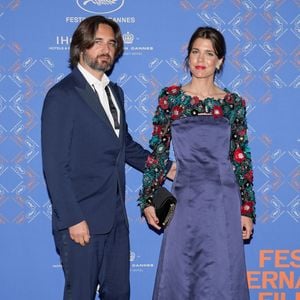 "Avec l'âge, on modifie son regard sur l'amour Je ne crois plus à la fusion totale et permanente dans un couple", indique celui qui est orphelin de père depuis l'enfance. 

Charlotte Casiraghi et Dimitri Rassam - Photocall du dîner d'ouverture du 76ème Festival International du Film de Cannes, au Carlton. Le 16 mai 2023
© Borde-Jacovides-Moreau / Bestimage