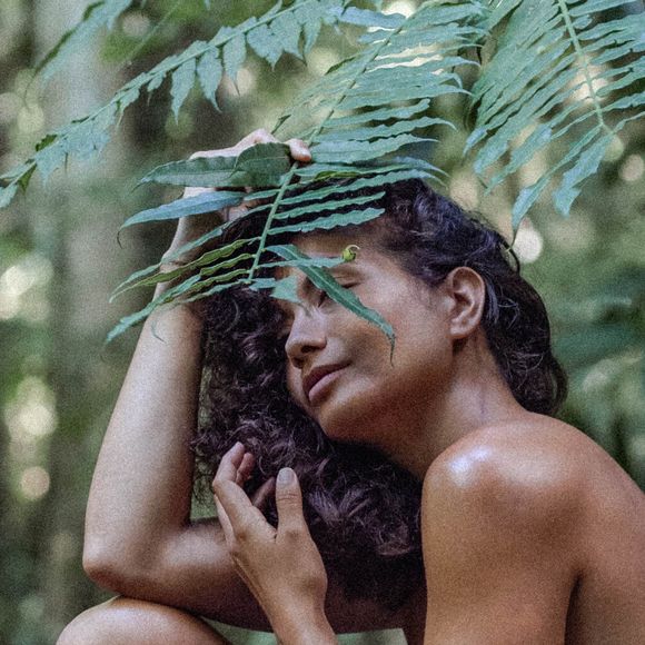 l'ouvrage est aussi l'occasion pour la jeune femme de 30 ans de se livrer sur un pan de sa vie des plus douloureux. 

Vaimalama Chaves sort son livre O VAI (éditions First)
© RAVA RAY RAV