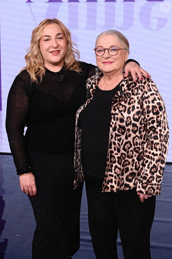 Josiane Balasko et sa fille Marilou Berry en backstage de l'enregistrement de l'émission "Famille je vous aime" présentée par M.Drucker et qui sera diffusée le 29 décembre sur France 3, au studio Rive gauche, à Paris, France, le 2 décembre 2025. © Gaffiot-Perusseau/Bestimage