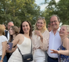 Le couple n'a pas hésité à prendre des photos avec les festivaliers.
Capture d'écran de la vidéo Instagram de François Hollande