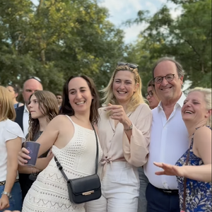 Le couple n'a pas hésité à prendre des photos avec les festivaliers.

Capture d'écran de la vidéo Instagram de François Hollande