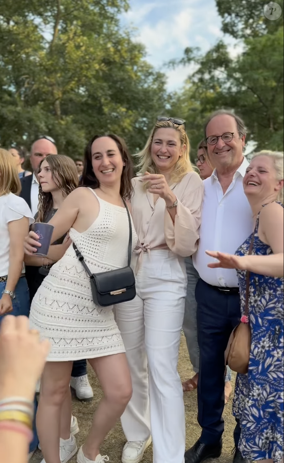 Le couple n'a pas hésité à prendre des photos avec les festivaliers.

Capture d'écran de la vidéo Instagram de François Hollande