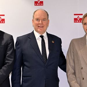 Le prince Albert II de Monaco et la princesse Charlene ont visité en compagnie de M. Thomas Bataglione, l'administrateur et directeur général de la SMEG, le nouveau siège social de la société, installé dans le quartier de Fontvieille à Monaco, le 15 octobre 2025. © Bruno Bebert / Bestimage