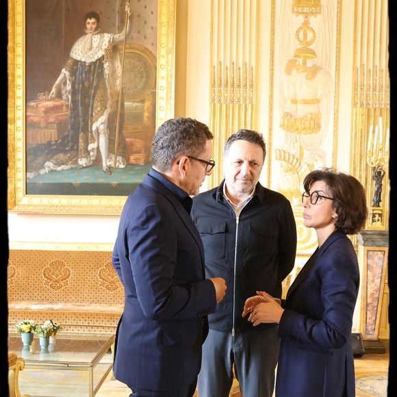 L'humoriste a reçu un superbe nœud papillon créé par la Manufacture de Sèvres, qu’aimait tant porter le génie des mots qu’était l’humoriste franco-belge Raymond Devos. 

Dany Boon, Arthur, Rachida Dati - Dany Boon reçoit des mains de Rachida Dati le Grand Prix Raymond Devos de la langue française 2025 au Salon Jérôme du Ministère de la Culture à Paris le 21 mars 2025. © Alain Guizard/Bestimage